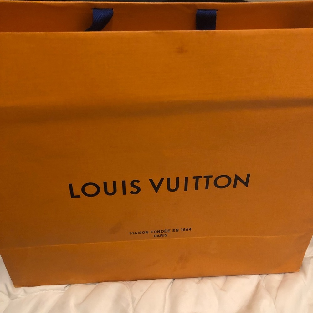 Lv sneakers size 6 1/2 for a man 8 1/2 for women - Picture 3 of 7